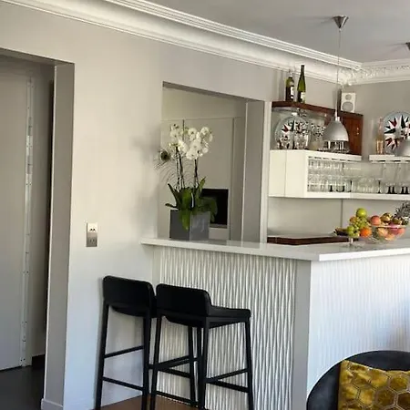 3 Proche Champs Elysees Apartment